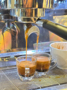 Cà phê pha máy ngon quận 1: Bí quyết từ tỷ lệ phối trộn hạt Robusta Honey và Arabica
